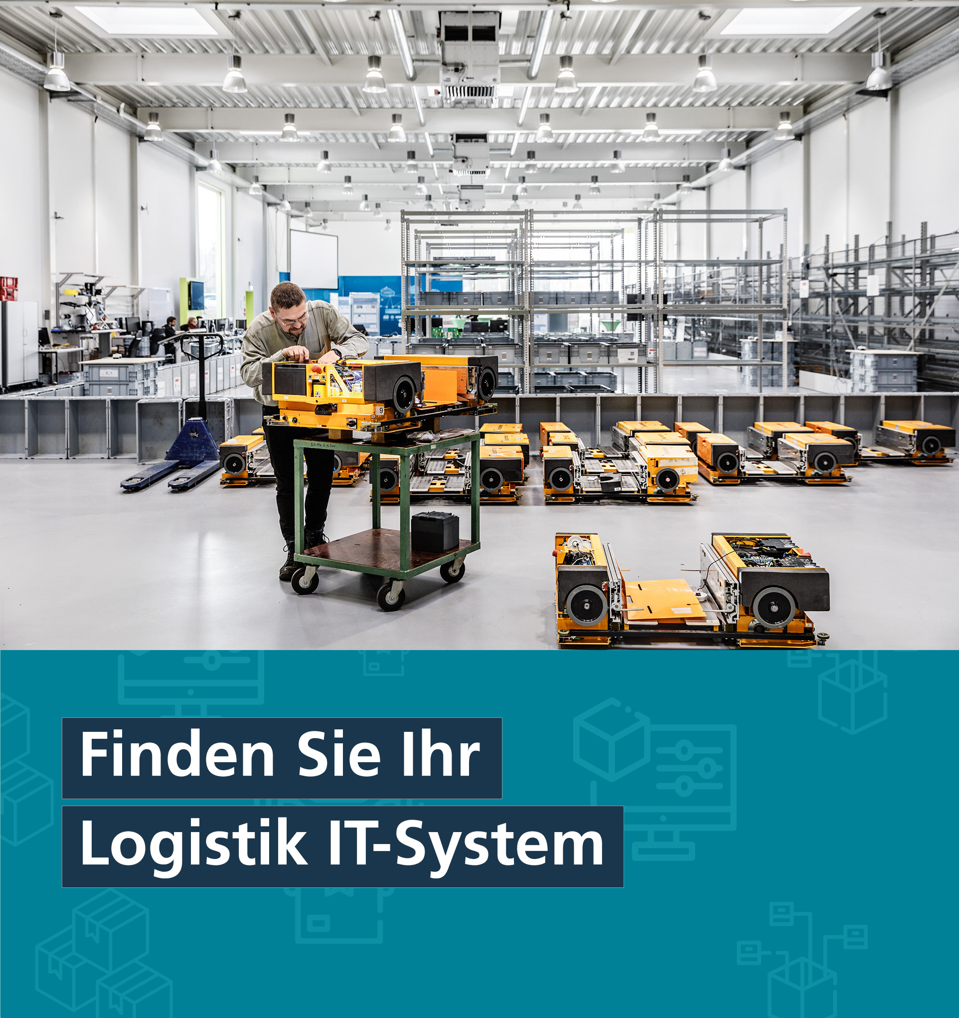 Person, die an einem Transportroboter in großer Lagerhalle arbeitet, während im Hintergrund mehrere Transportroboter stehen.