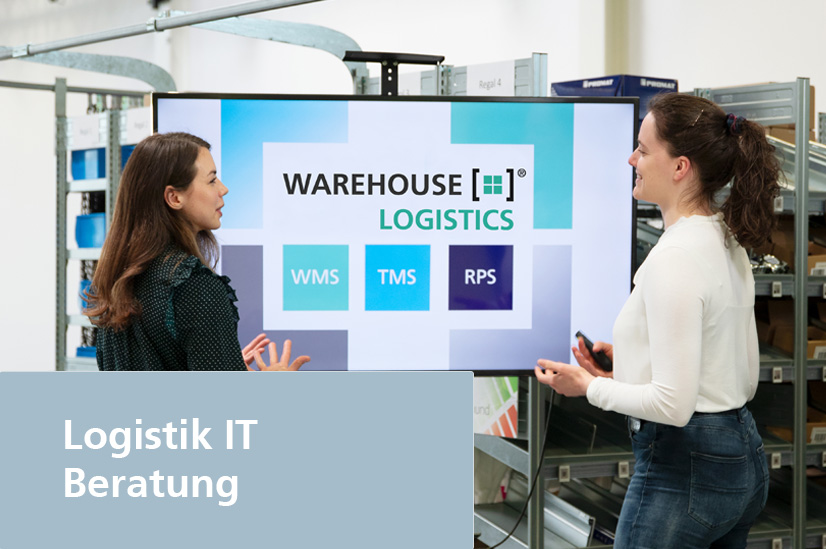 Zwei Personen stehen im Lager vor einem Bildschirm, auf dem Warehouse Logistics Logo zu sehen ist mit Unterüberschrift 'Logistik IT Beratung'.