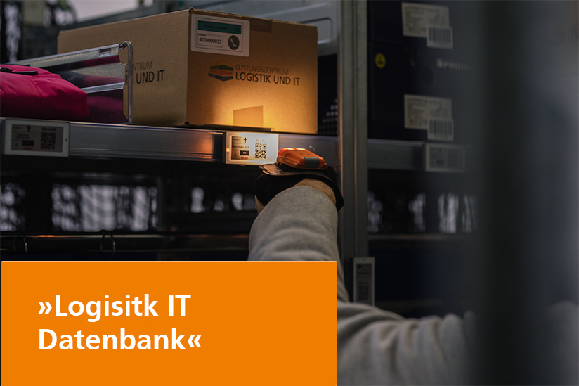 Person im Lager, die QR-Code scannt mit Unterüberschrift 'Logistik IT Datenbank'.