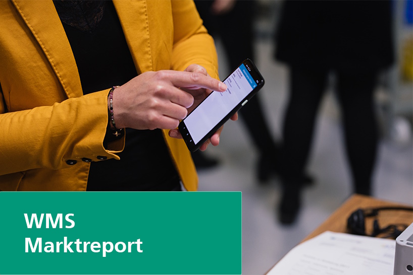 Person, die auf ihrem Handy etwas zeigt mit Unterüberschrift 'WMS Marktreport'.